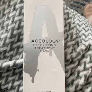 Aceology detoxifying treatment mask